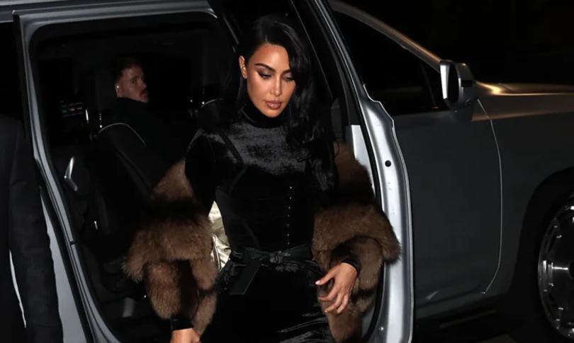    Источник: BACKGRID | Ким Кардашьян спешит на рождественскую вечеринку