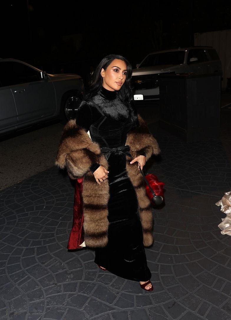    Источник: BACKGRID, NNON | Ким Кардашьян спешит на рождественское торжество.
