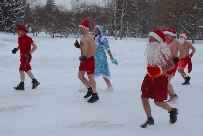    Забег Дедов Морозов и Снегурочек в Новосибирске 20 декабря 2025 г. Фото: Михаил Периков