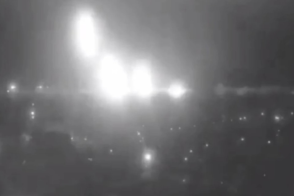    Ракета "Орешник" несет "гроздь" из нескольких боевых частей. Это видно на кадрах поражения крупного украинского оборонного завода Кадр видео