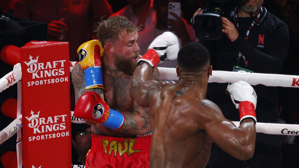    Джейк Пол и Энтони Джошуа. Reuters