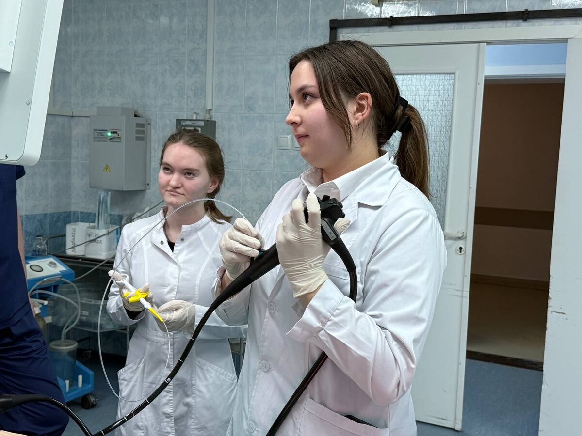 Каждый студент выполнил гастроскопию на манекене, выявил патологические изменения и принял участие в удалении полипа с использованием эндоскопических инструментов