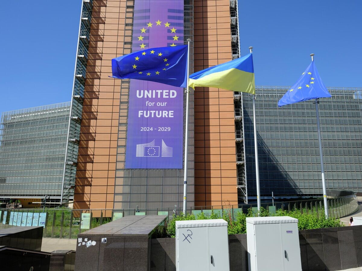    Флаги ЕС и Украины перед штаб-квартирой Еврокомиссии в Брюсселе, Бельгия | © Getty Images / Thierry Monasse