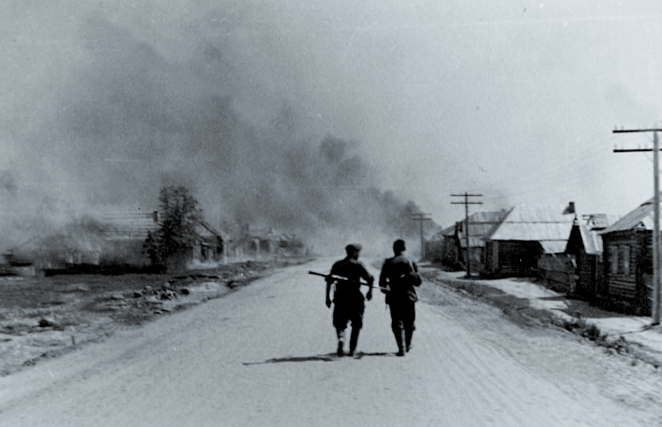 Фашисты в подожженной деревне, 1943 г.