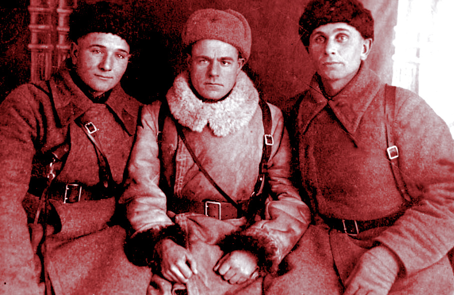 Герой повествования (в центре) после выхода из окружения. Яхрома,1941 г.