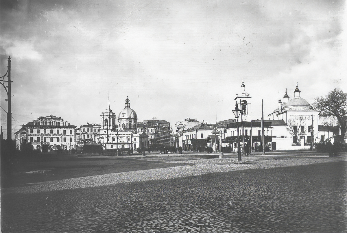 Арбатская площадь 1913 год.  Слева церковь святых Бориса и Глеба, справа - церковь Тихона Чудотворца