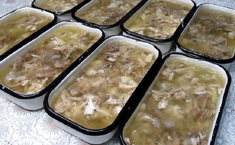 Настоящий новогодний холодец: варим крепкий мясной холодец без желатина и чеснока