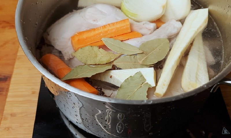 Настоящий новогодний холодец: варим крепкий мясной холодец без желатина и чеснока