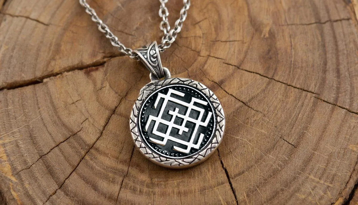 Серебляный оберег с символом Белобога