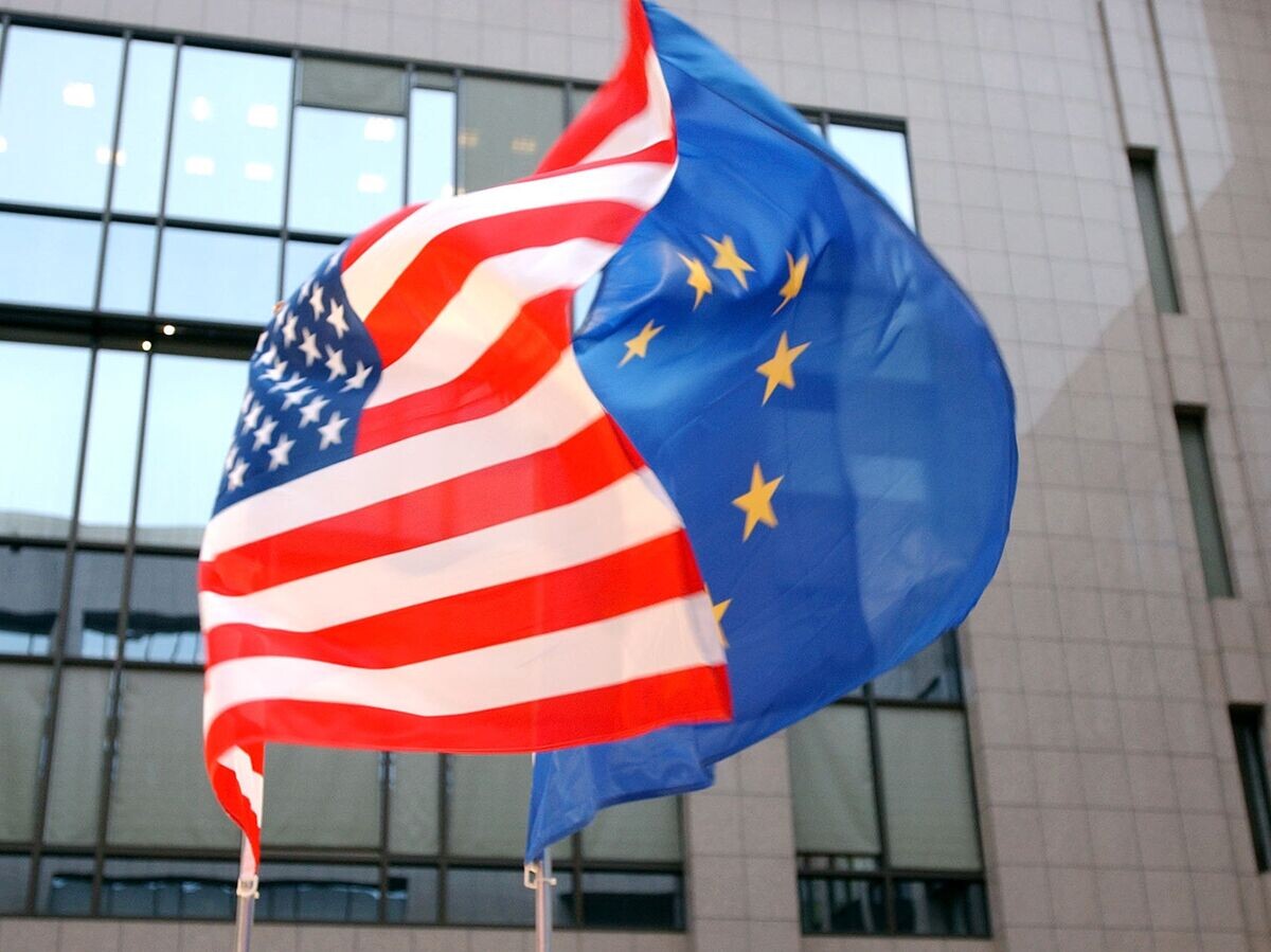    Флаги ЕС и США на здании Европейского парламента в Брюсселе | © AP Photo / Virginia Mayo