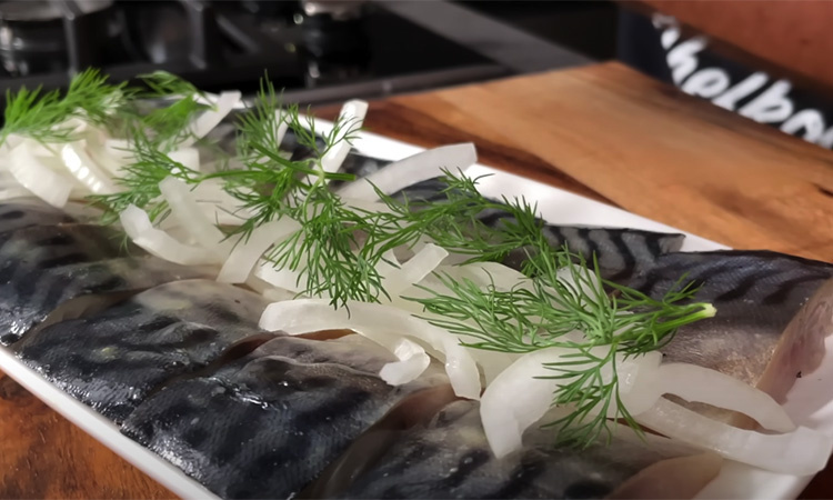 Секрет приготовления праздничной скумбрии: простая рыба становится главным деликатесом на вашем столе