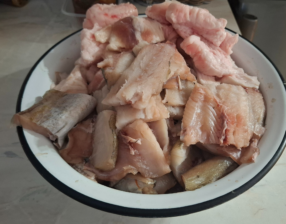 Сала, примерно, 100г на 1 кг рыбы. Можно и больше, тогда пельмени будут пожирнее.