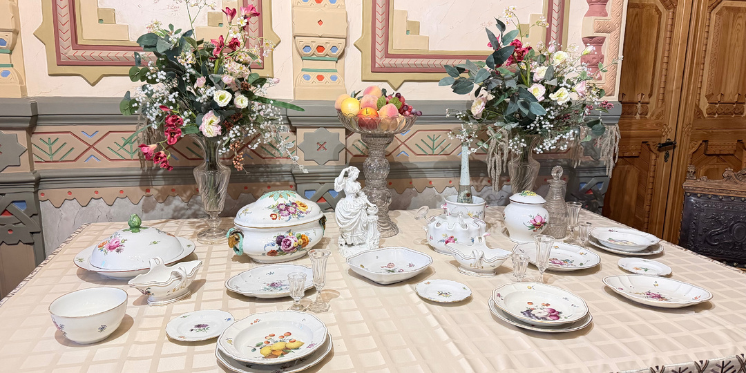 «Это на праздник»: уникальная коллекция посуды в усадьбе Рукавишниковых