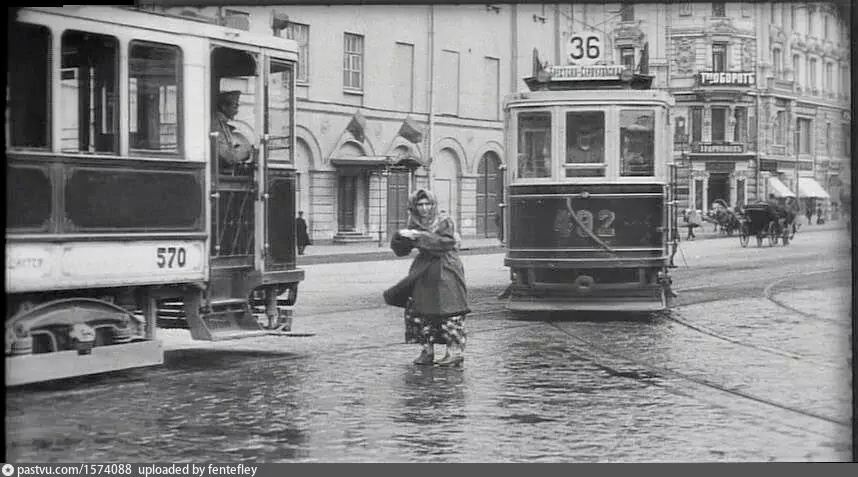 Трамвай №36 в Театральном проезде около гостиницы "Метрополь", 1912. Кадр из фильма В. Гончарова "Крестьянская доля". С сайта www.pastvu.com.