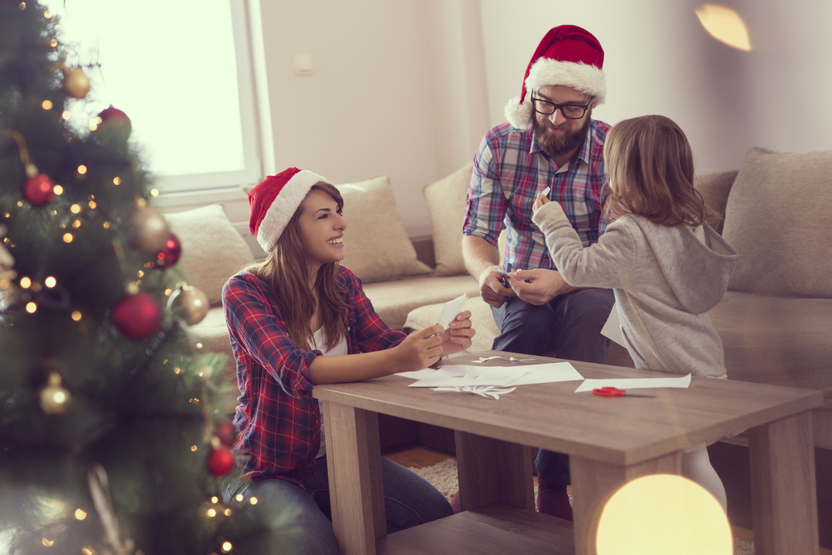    Изготавливать снежинки всей семьей весело