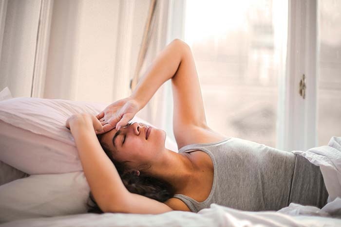 Она помнит свои первые болезненные месячные ещё со школы. Тогда сказали: «Так бывает, перерастёшь». Потом боль усилилась - таблетки стали нормой. Со временем добавились усталость, тяжесть внизу живота, дискомфорт при близости. Врачи разводили руками: УЗИ «чистое», анализы «в пределах нормы». Диагноз появился спустя годы - эндометриоз.