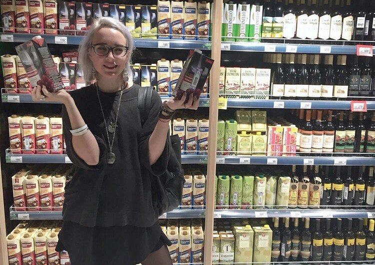 Татьяна в винном отделе магазина. Фото: Личная страничка героя публикации в соцсети.