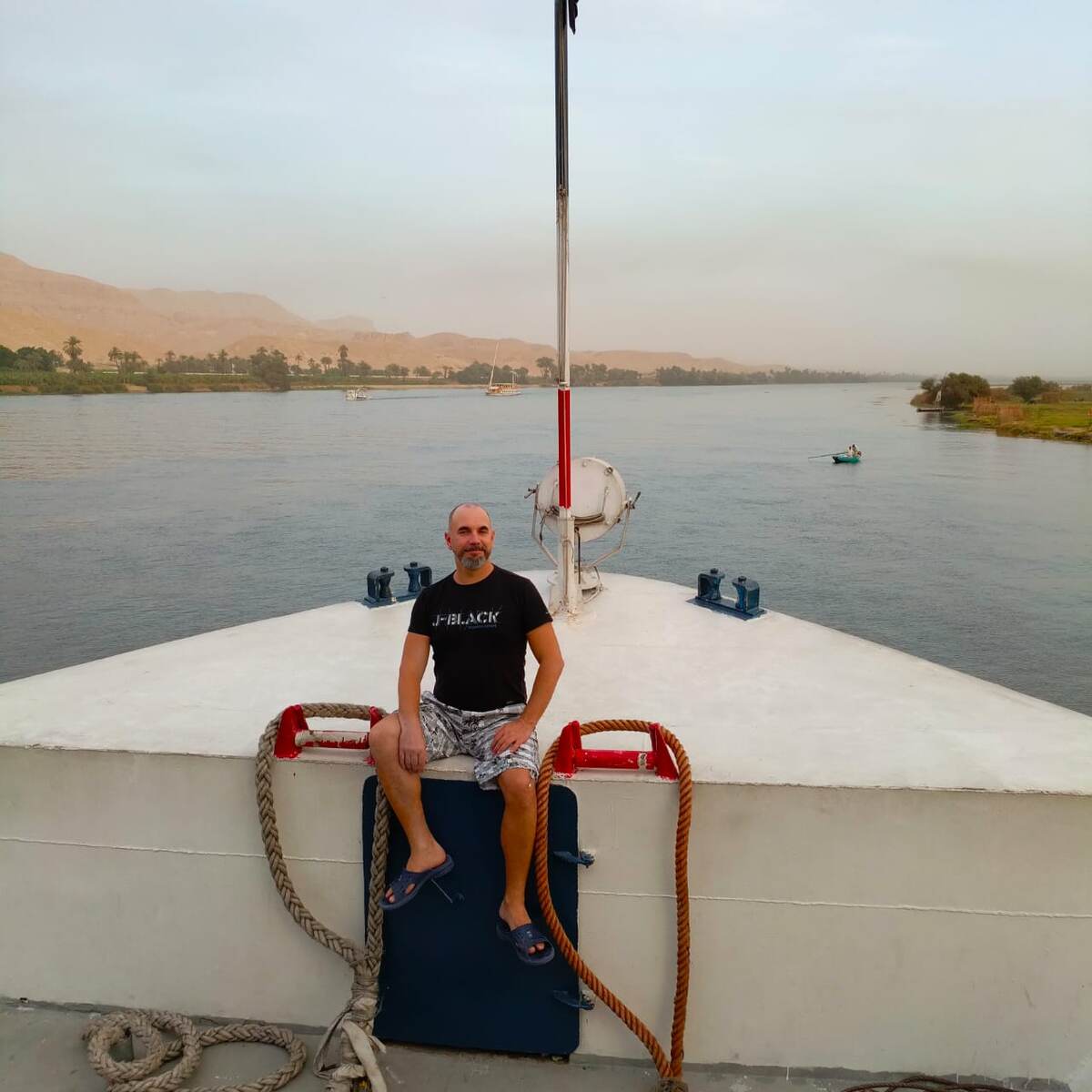 На носу круизного лайнера