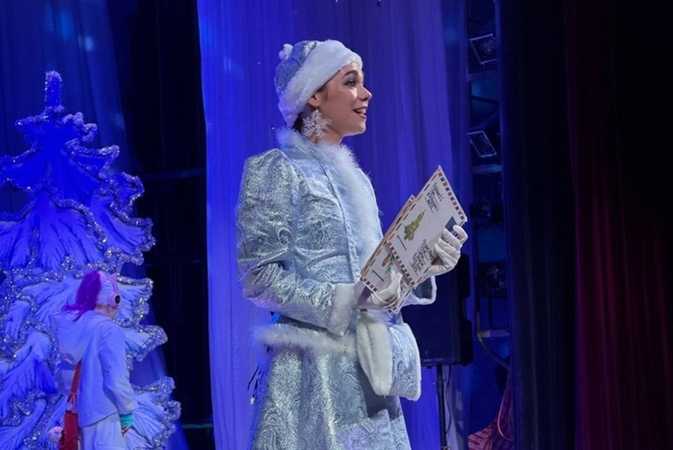    В Луганске состоялась премьера новогоднего спектакля «Снегурочке никто не пишет». Фото: Министерство культуры ЛНР