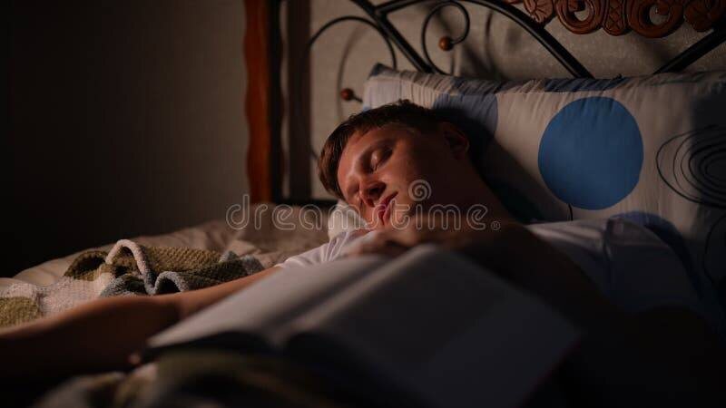 Мирный сон в уютной постели — идеально передаёт атмосферу отдыха.