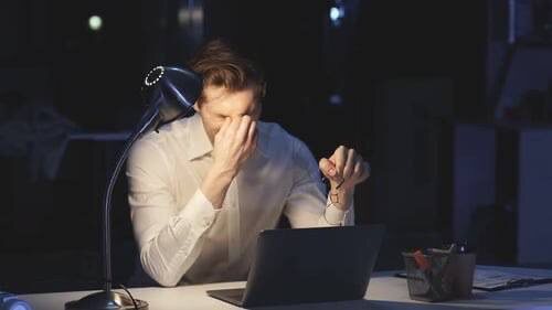 Вот так я иногда выгляжу вечером за компом — полный стресс 🤦‍♂️