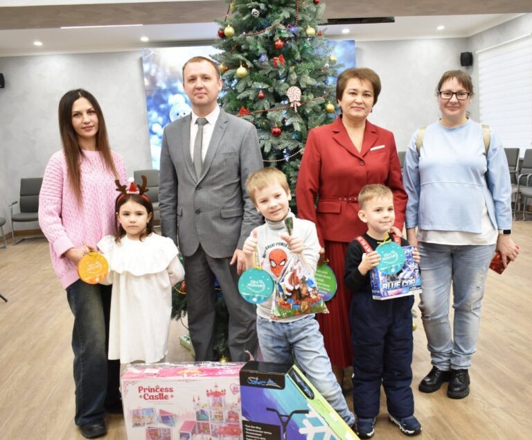    В Оренбуржье в рамках «Ёлки желаний» исполнили мечты четырёх детей Оренбуржье