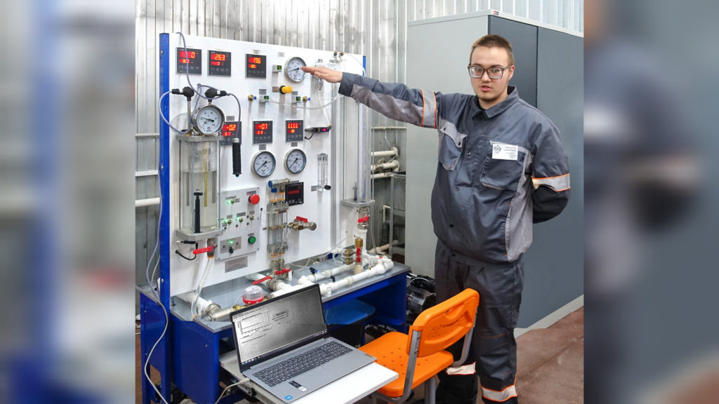    О датчиках на стенде контрольно-измерительных приборов и принципах их работы рассказал студент 2-го курса Руслан Олейник. Фото Архипа Ларченко. Евгения Орлова