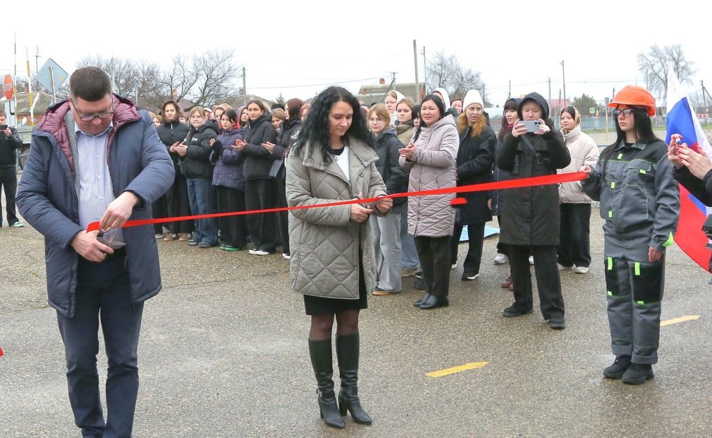    Красную ленту перед входом в мастерскую перерезали глава Тимашевского района Андрей Палий и директор техникума Екатерина Москалец. Евгения Орлова