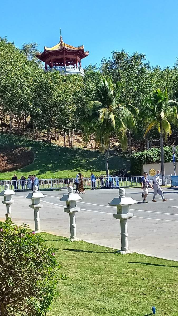 Фото из личного архива. Недалеко от входа в буддийсткий центр Няншань.