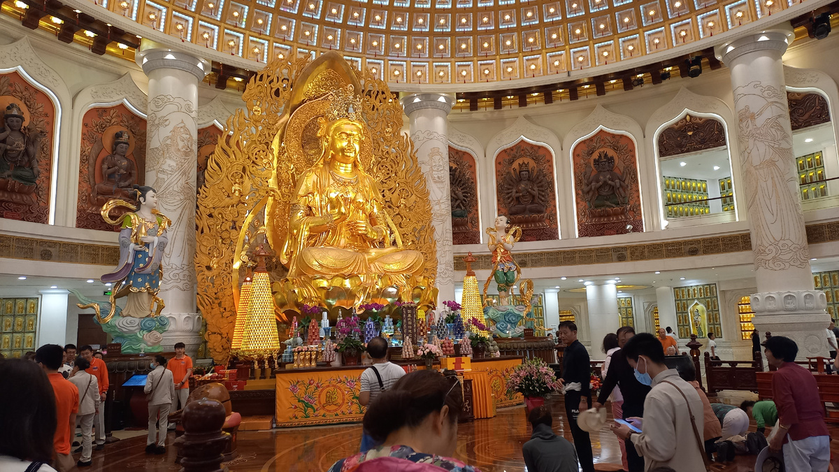 Внутри главного храма в Няншане. Фото из личного архива.