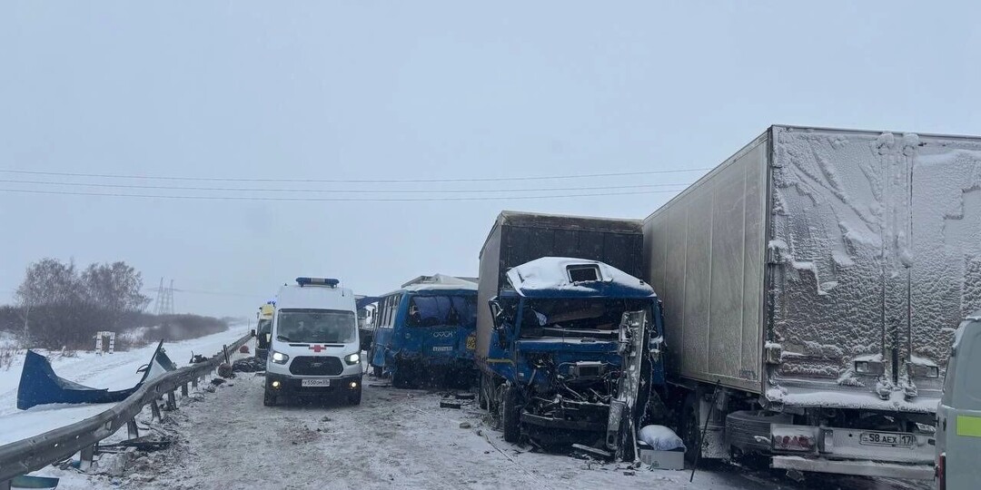 Фуры раздавили автобус на трассе Тюмень — Омск: шесть погибших, десятки раненых