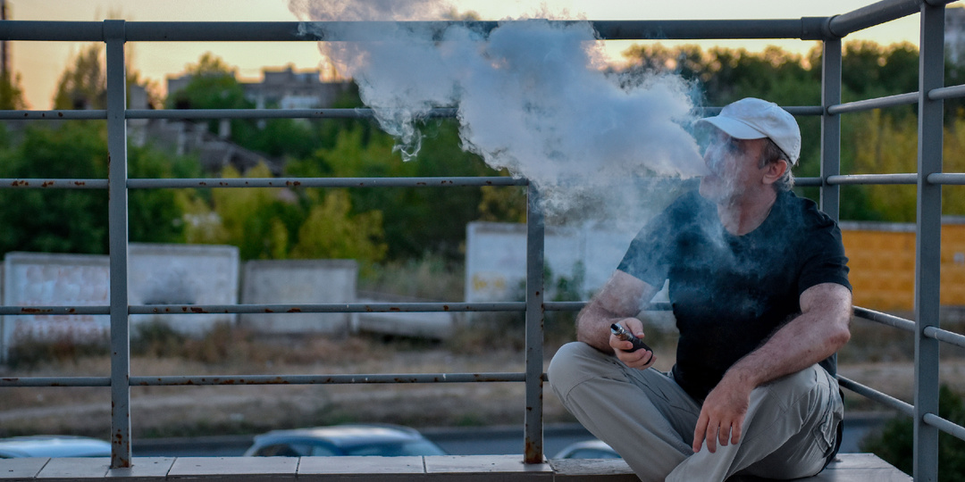 Каждый вечер запах сигарет: как законно остановить соседей, не устраивая войну