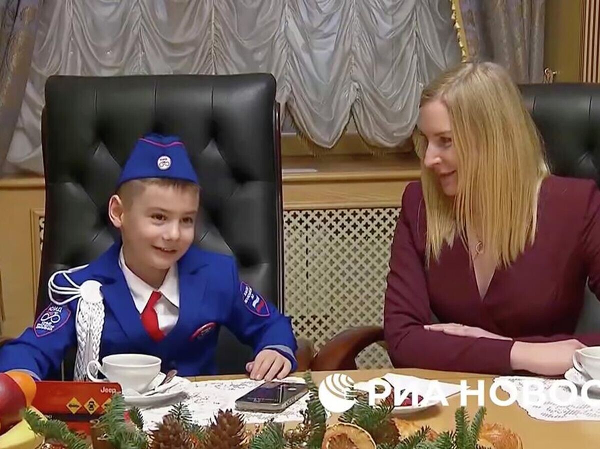    Владимир Путин исполнил новогоднюю мечту мальчика, который хотел поработать в ДПС