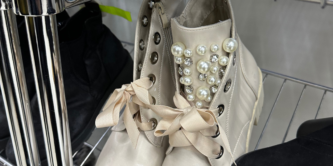 Смотрим что интересного есть на обувной полочке в секонде🤩 Самая дешевая обувь в секонде! Что есть за 1200 рублей?