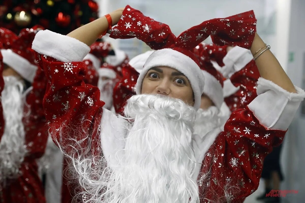    Бывает в образе Деда Мороза поздравить детей и внуков приходят мамы и бабушки