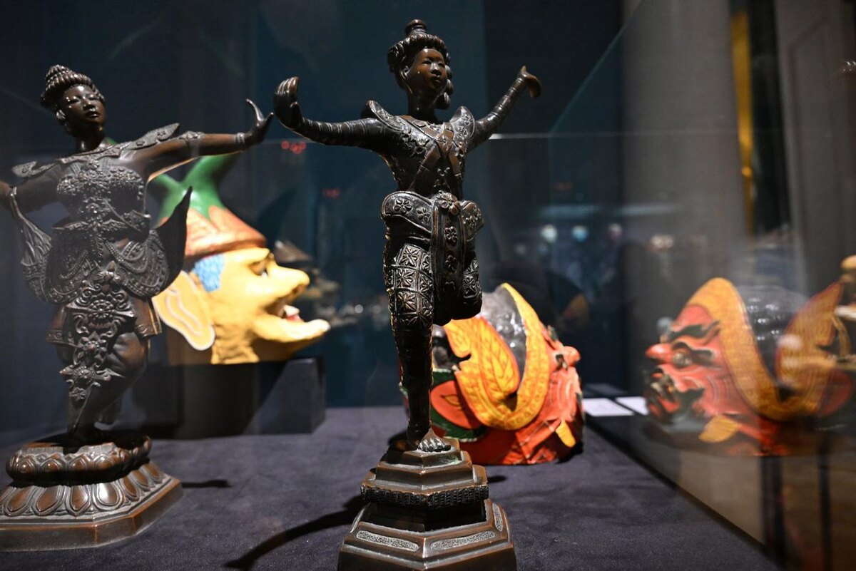 Владимир Вяткин / @РИА Новости
Камбоджийские маски и бронзовые фигурки исполнителей представления по легенде о девущке-птице.