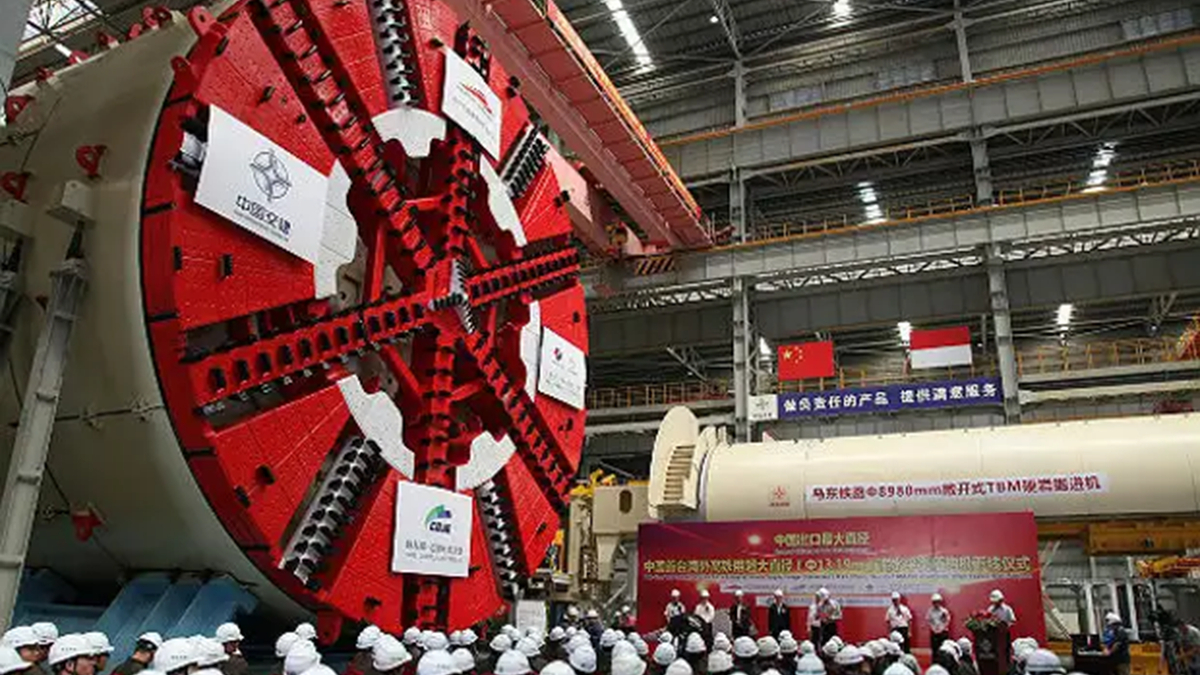 На фотографии: «Цзинхуа» – самый большой в мире тоннелепроходческий щит или тоннелепроходческий механизированный комплекс (ТПМК). Рекорд 2020 года. Источник фото: https://r.mt.ru/r23/photo6BB8/20718570200-0/jpg/bp.webp 