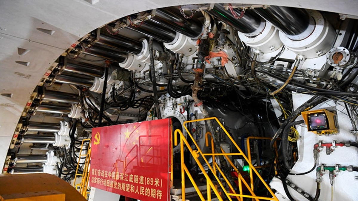 На фотографии: «Линхан» (Linghang) – автоматический тоннелепроходческий щит или тоннелепроходческий механизированный комплекс (ТПМК) с интеллектуальной системой управления. Рекорд 2025 года. Источник фото: https://podolyaka.ru/linhan-s-rotorom-15-4-m-kitayskiy-schit-gigant-preodolel-10-km-pod-yantszy/