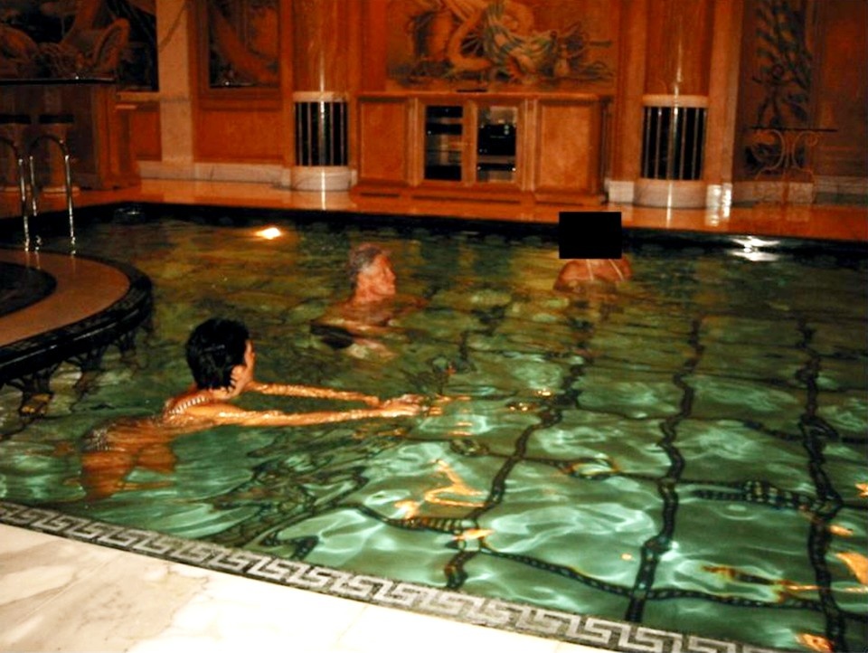    Бывший президент Билл Клинтон в бассейне с Гислейн Максвелл и женщиной, лицо которой засекречено GLOBAL LOOK PRESS