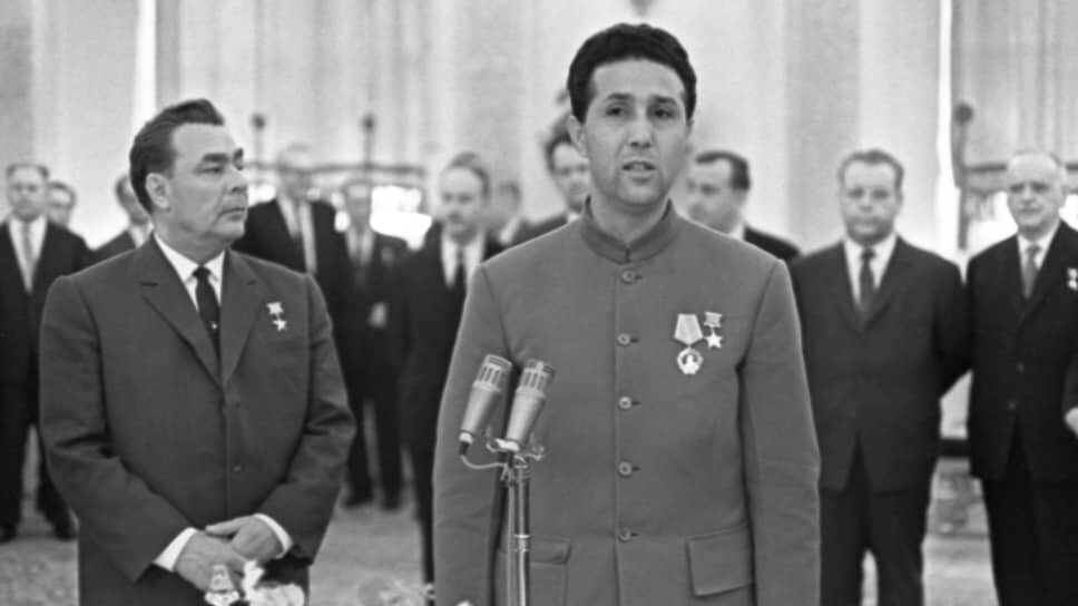 Председатель Президиума Верховного Совета СССР Леонид Брежнев и президент Алжирской Народной Демократической Республики, Герой Советского Союза Ахмед бен Белла (слева направо) на торжественном вечере в Кремле, 1964 год.📷Фото: Владимир Малышев / РИА Новости