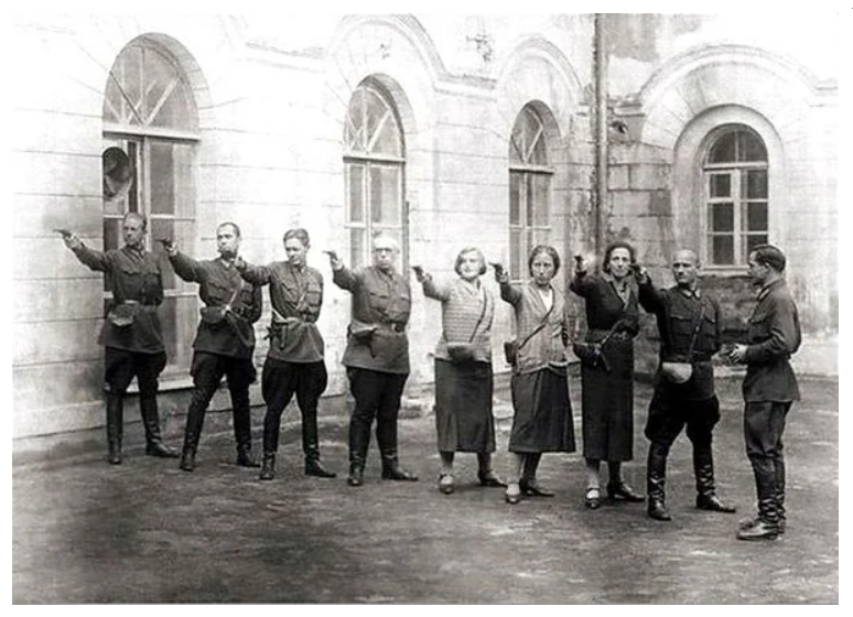 Во внутреннем дворе Лубянки. Фотография 1928 года,