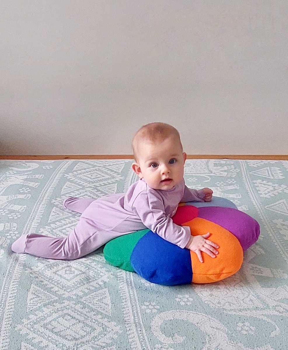 Ян участвует в спидкуберском Тайном Санте, и я сшила его адресату подушку цветик-семицветик, чтобы в Новом году сбылись все заветные желания 🤩