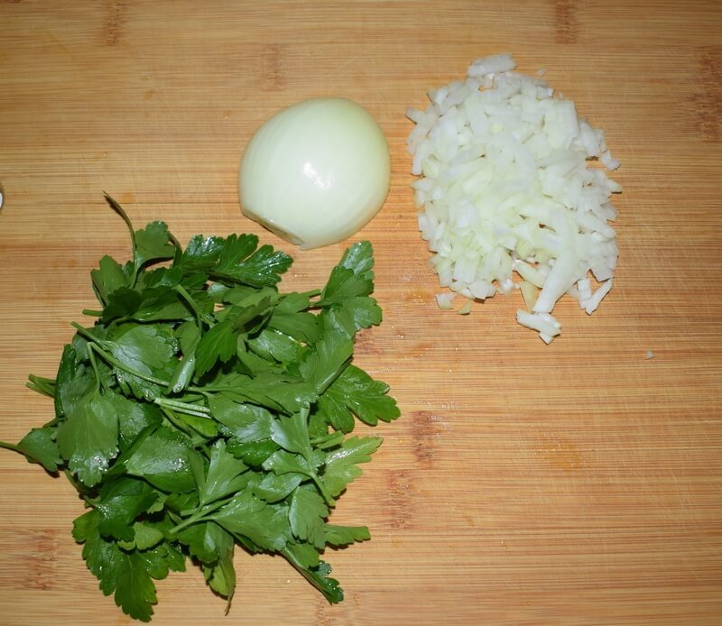 Нарезаем ингредиенты