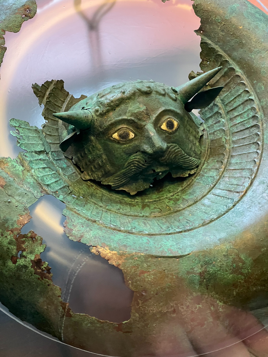 Бронзовое изделие этрусков, конец VI - начало V века до н.э.