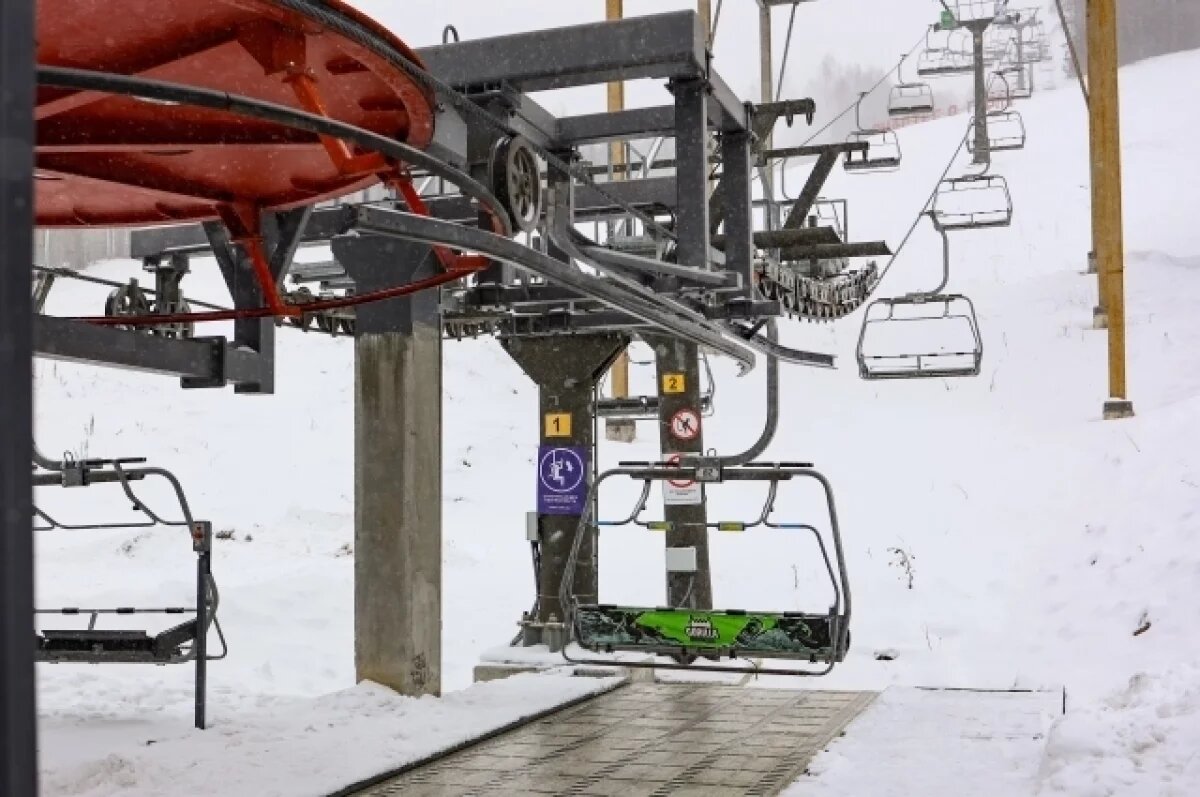    Вместо подъёмников любителей покататься на морозе на гору доставляют автобусы.