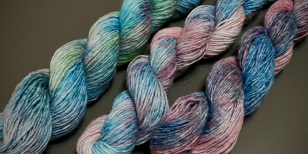 Сложно передать цвет этой пряжи!Последняя партия пряжи этого уходящего года.