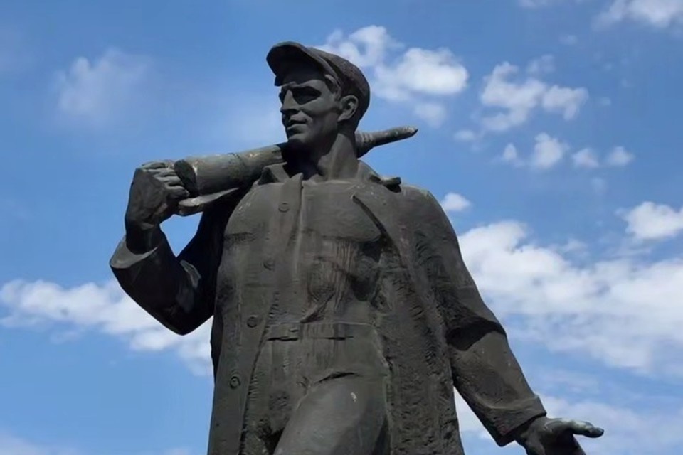    Митинг в честь 120-летия со дня рождения Алексея Стаханова состоялся в Стаханове. Фото: скрин из видео ТГ-канала главы ЛНР Леонида Пасечника