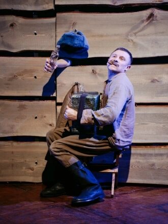    Образ Андрея Соколова, созданный заслуженным артистом РТ Эмилем Талиповым, начисто лишён пафоса и лоска. Фото: Театральная резиденция «Особняк Демидова»./ Ася Салахова