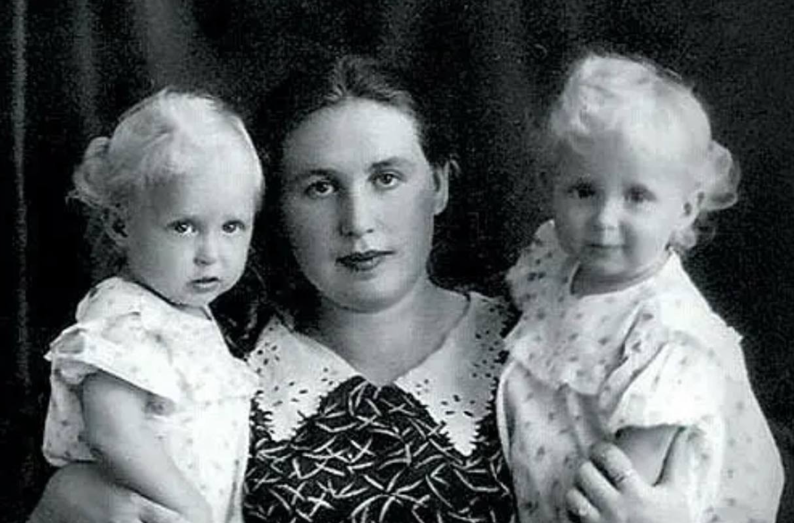 Сёстры Зайцевы в детстве с мамой. Фото: архив певиц