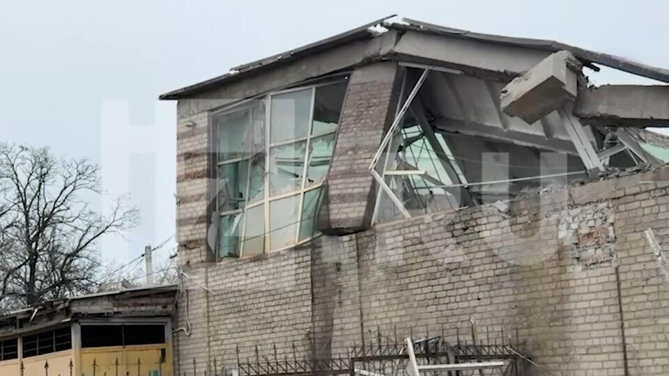     Здание колледжа в Горловке пострадало при ударе ВСУ ракетой HIMARS ИЗВЕСТИЯ
